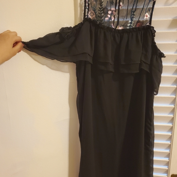 New Embroidered dress by H&M - Picture 2 of 5